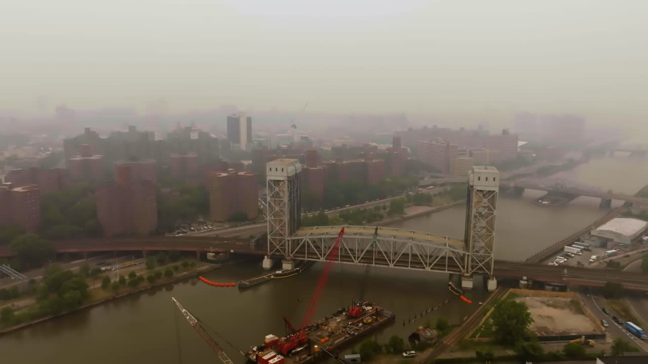 vista aérea del puente de park avenue y harlem, ny, cubierto de smog de incendios forestales