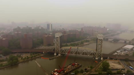 Aerial-view-of-the-Park-Avenue-Bridge-and-Harlem,-NY,-covered-in-forest-fire-smog