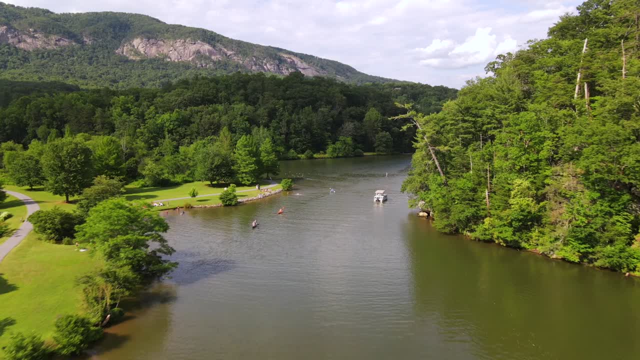 отличный снимок с воздуха людей, катающихся на каяках и других лодках на озере lure в chimney rock северная каролина