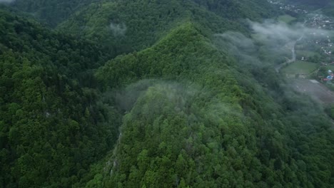 Tenues-Nubes-Sobre-Montañas-Boscosas,-Zona-De-Senderismo-Cerca-De-Lepsa,-Vrancea,-Rumania