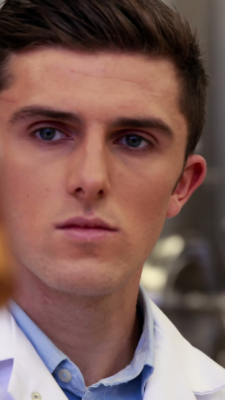 trabajador de la cervecería comprobando el producto