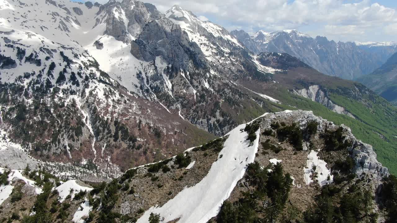 vista de avión no tripulado en albania en los alpes volando sobre un pico de montaña nevado y rocoso vista de cerca en el