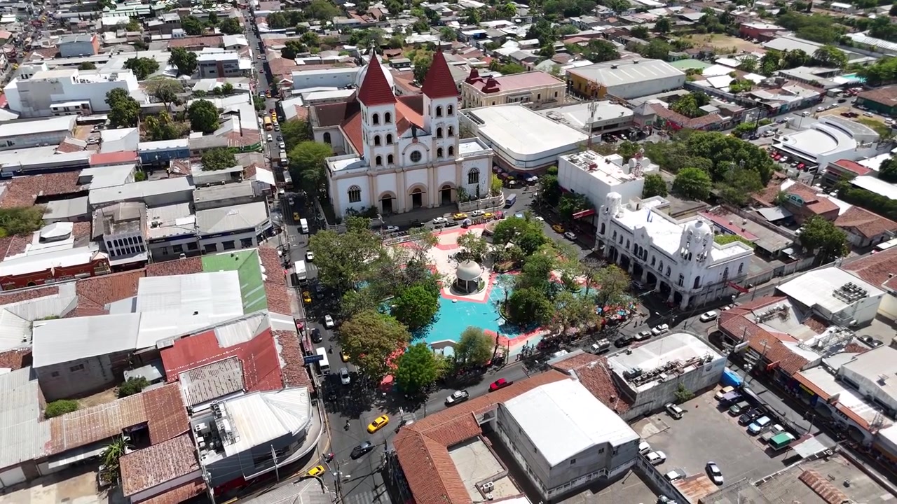 Drohnenansicht der Stadt San Miguel mit Kathedrale und Hauptplatz, El Salvador, kulturelle Identität.