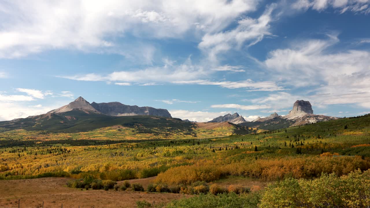 초가을을 지나는 최고산과 구름을 바라보는 빙하 국립공원의 시간 경과