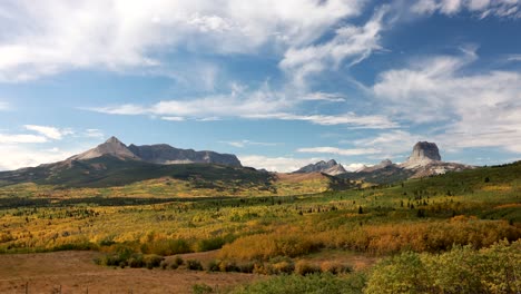 lapso de tiempo en el parque nacional de los glaciares mirando la montaña principal y las nubes pasando a principios de otoño