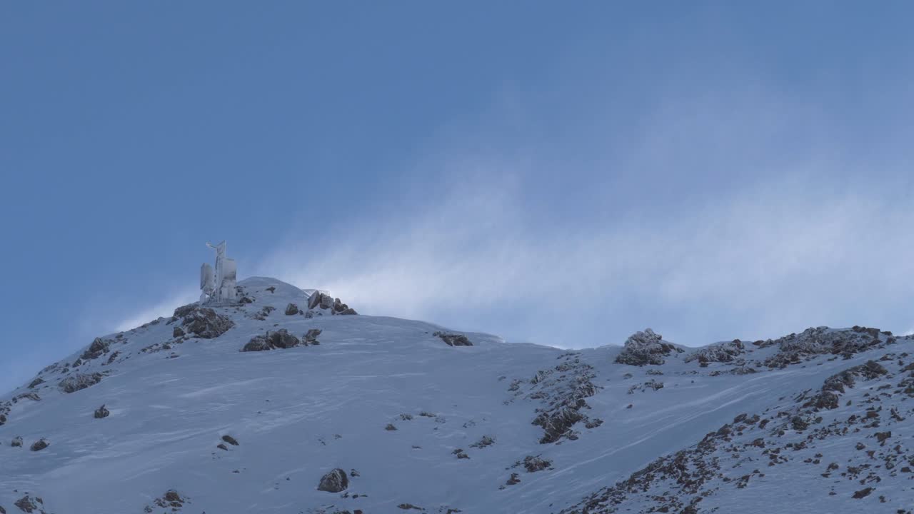 산 위로 움직이는 안개 구름, 햇볕이 잘 드는 알프스의 높은 고도 - 정적 보기