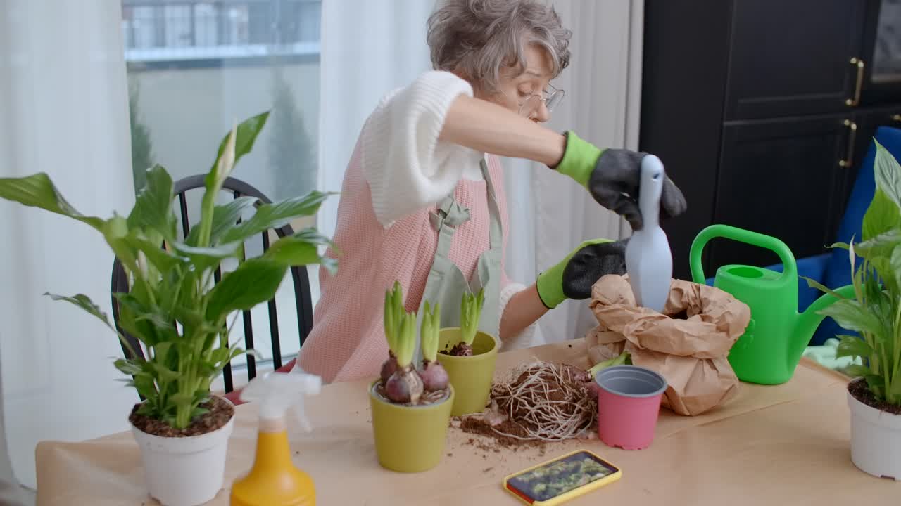 Donna anziana che fa giardinaggio a casa