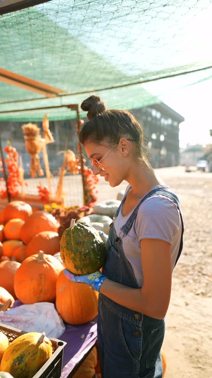 농부 의 시장 에서 호박 을 선택 하는 여자