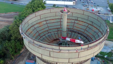 La-Inclinación-Aérea-Hacia-Abajo-Revela-Una-Torre-De-Agua-En-Construcción