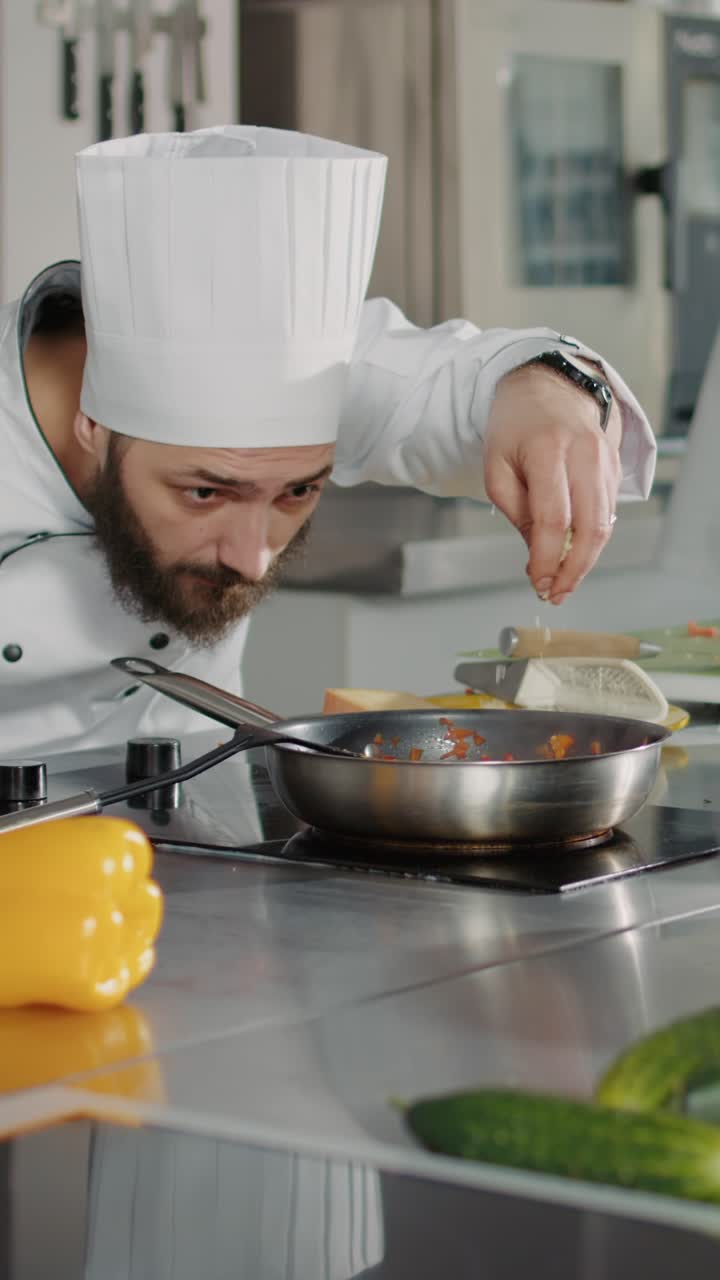 Chef preparando uma refeição em uma cozinha comercial