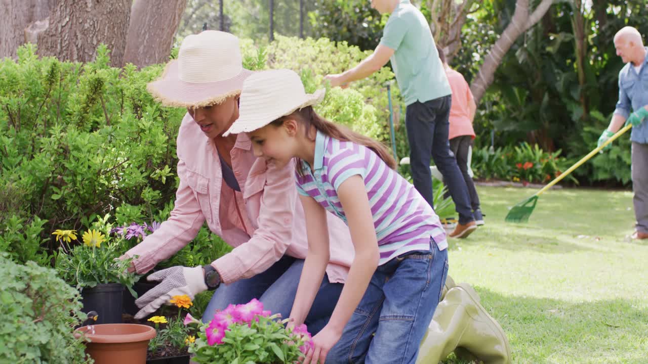 familia caucásica feliz trabajando en el jardín en un día soleado