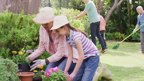 Glückliche-Kaukasische-Familie,-Die-An-Sonnigen-Tagen-Im-Garten-Arbeitet