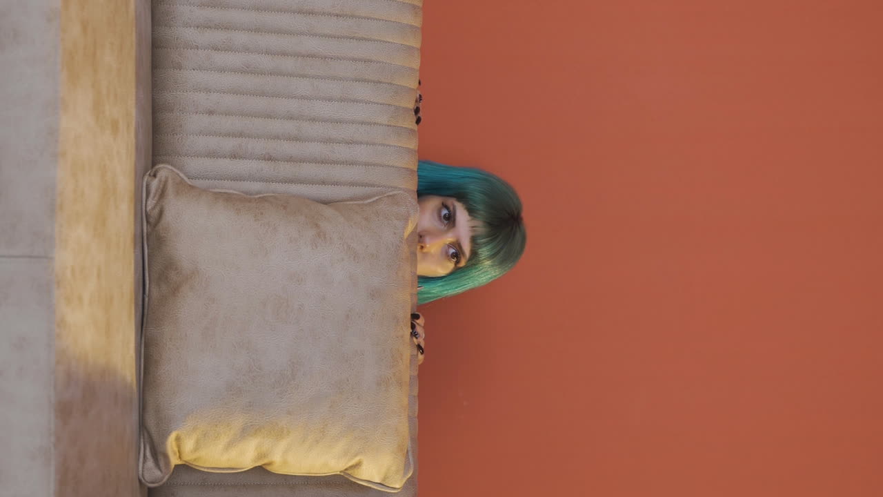 두려움으로 숨어있는 젊은 여성의 수직 비디오.