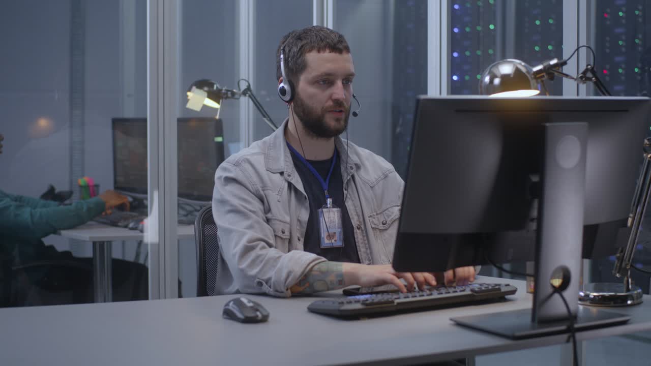 joven que trabaja en un centro de datos