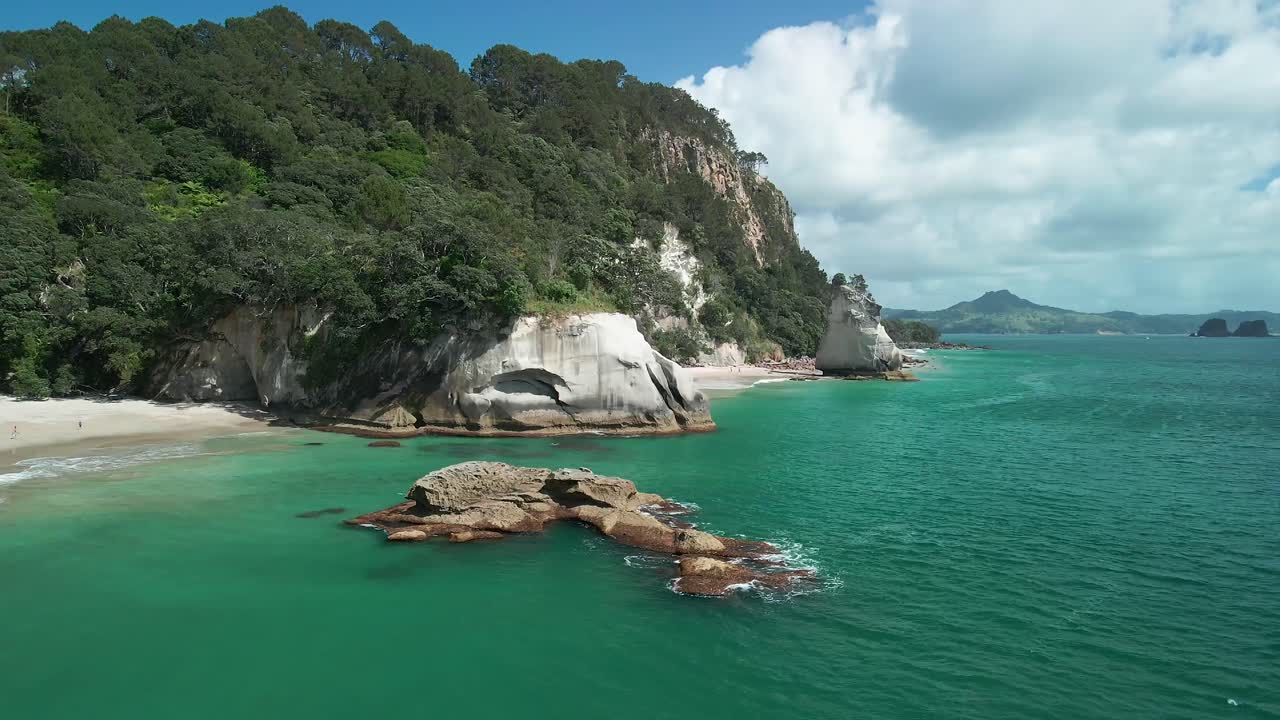 calmando las olas rodando hacia la orilla