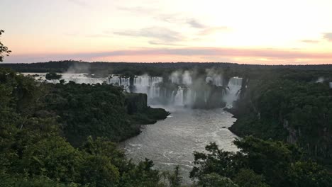 Puesta-De-Sol-En-Las-Cataratas-Del-Iguazú,-Toma-Estática-De-Una-Hermosa-Cascada-Natural-En-Argentina-Y-Brasil