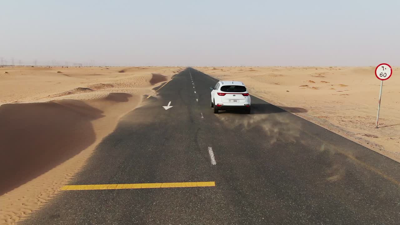 사막 도로 에서 운전 하는 색 suv