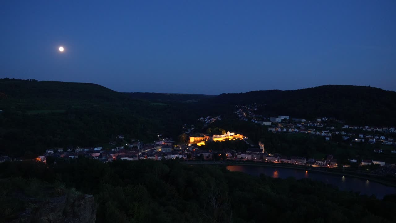 Mondaufgang über dem Tal von Sierck les Bains in der blauen Stunde, Zeitraffer