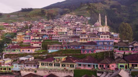 fotografía reveladora de la famosa aldea de van java en nepal con casas coloridas durante el amanecer, desde el aire