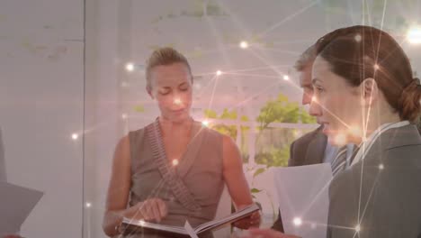 animación de la red de conexiones sobre los empresarios caucásicos en la oficina
