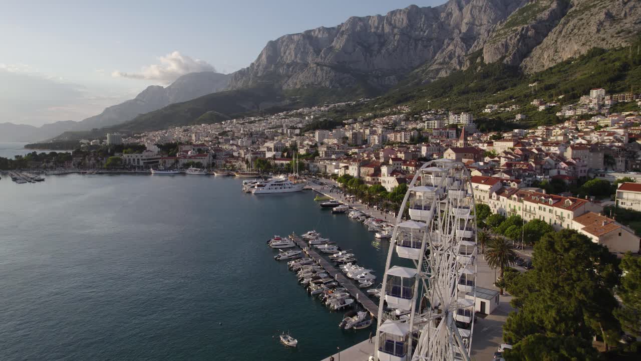 크로아티아의 해안도시 마카르스카 (makarska) 에서 해가 지는 산, 마리나, 페리스 을 볼 수 있다.