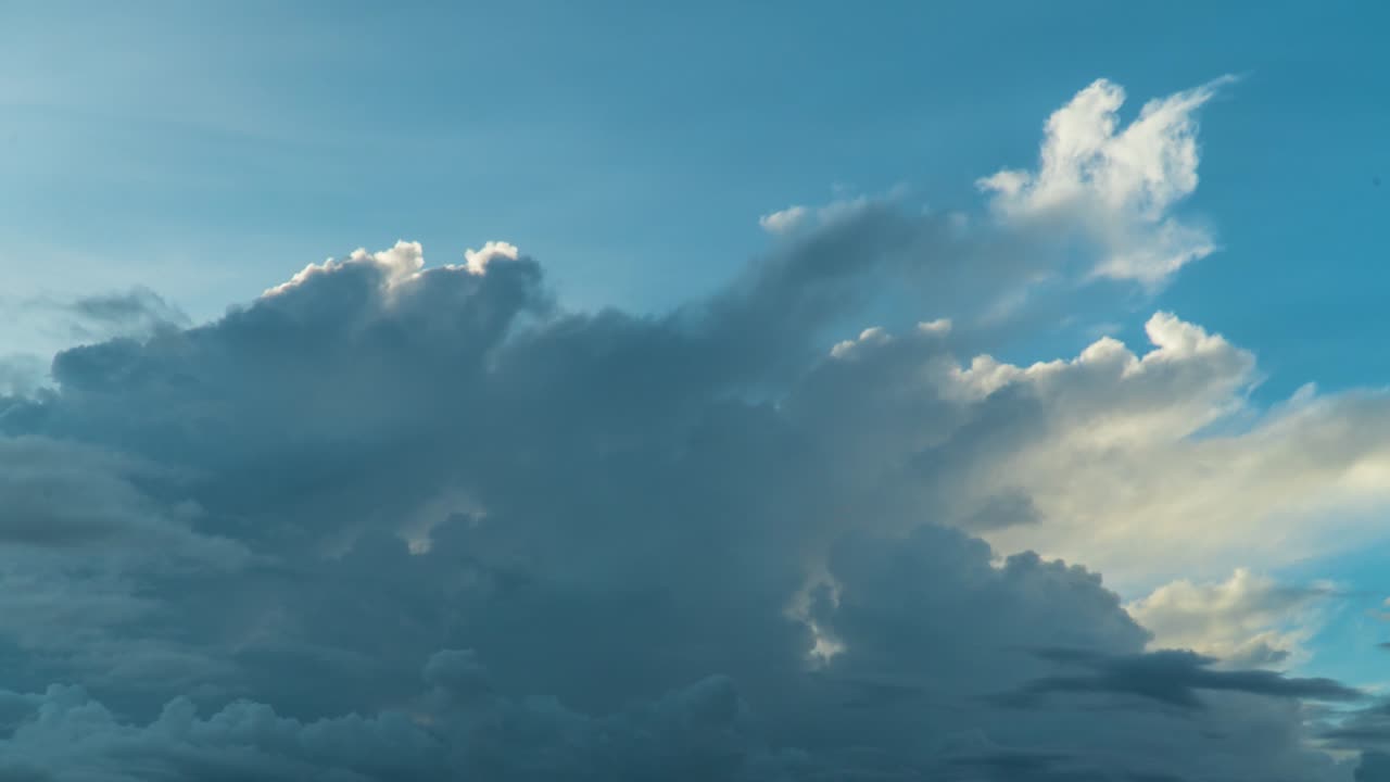 nubes grises y esponjosas que se elevan bajo el cielo azul en un día soleado - hermosos paisajes - timelapse