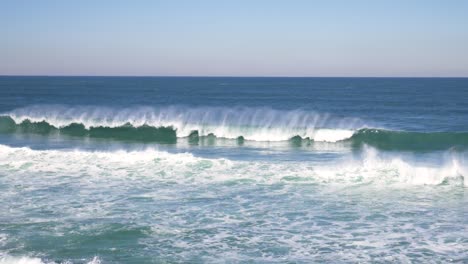 Wave-barrel-off-Coogee-beach,-Sydney