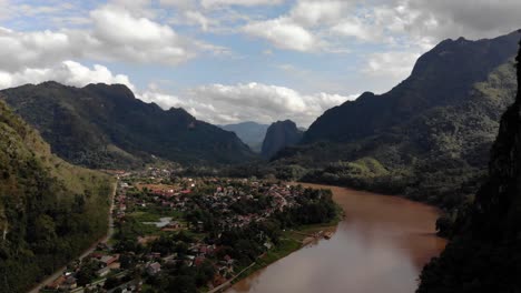 Vista-Aérea-De-La-Aldea-Remota-De-Nong-Khiaw-En-La-Provincia-De-Luang-Prabang-En-El-Norte-De-Laos