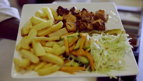 Schöne-Tellerpräsentation-Mit-Gegrilltem-Hähnchen,-Pommes-Frites-Und-Krautsalat