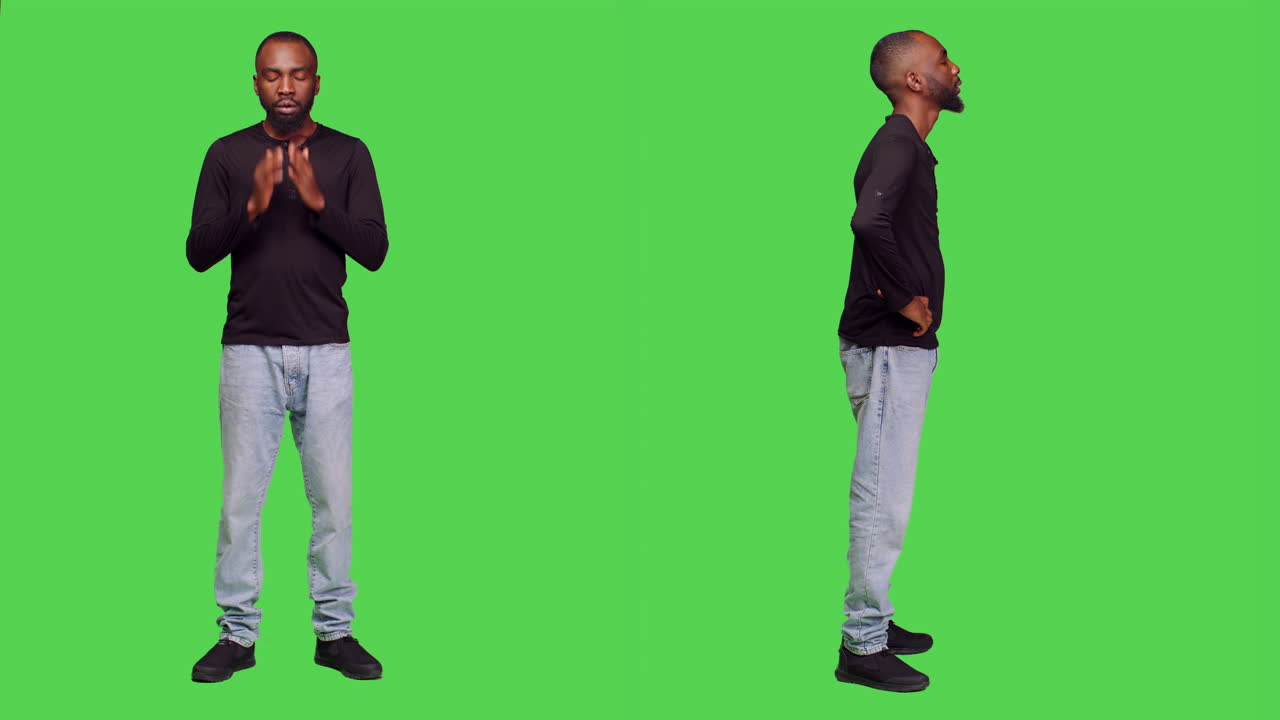 Homem em roupa casual em plano de fundo verde