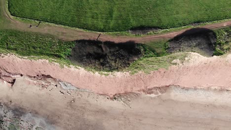 vista aérea de pájaro a lo largo de la ruta costera hacia el punto de orcombe y la costa de los acantilados en exmouth