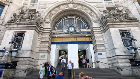 people entering and exiting waterloo station