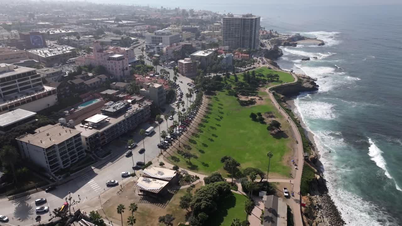 sobrevuelo aéreo de drones scripps ellen b park, vecindario de la playa de la jolla, california, estados unidos
