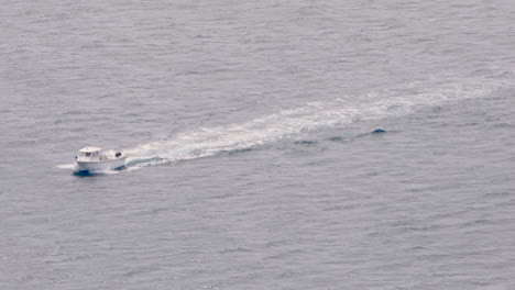 Fischerboot-Auf-Dem-Atlantik-In-Der-Nähe-Von-Irland---Statische-Teleaufnahme