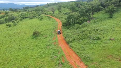 Luftaufnahme-Des-Pickup-Trucks-Mit-Allradantrieb-In-Den-Bergen-Von-Lesotho