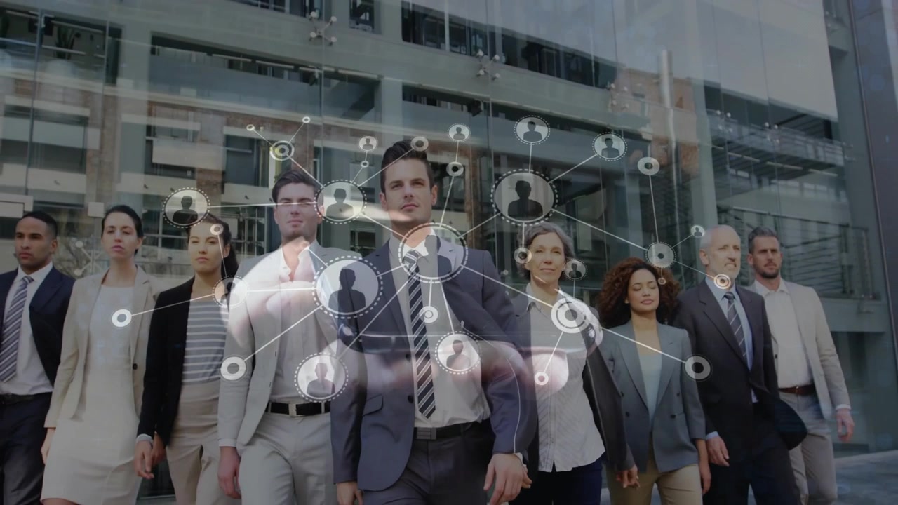 Equipo de negocios caminando en una oficina de cristal, gesticulando y formando una red alrededor del líder mostrando conectividad