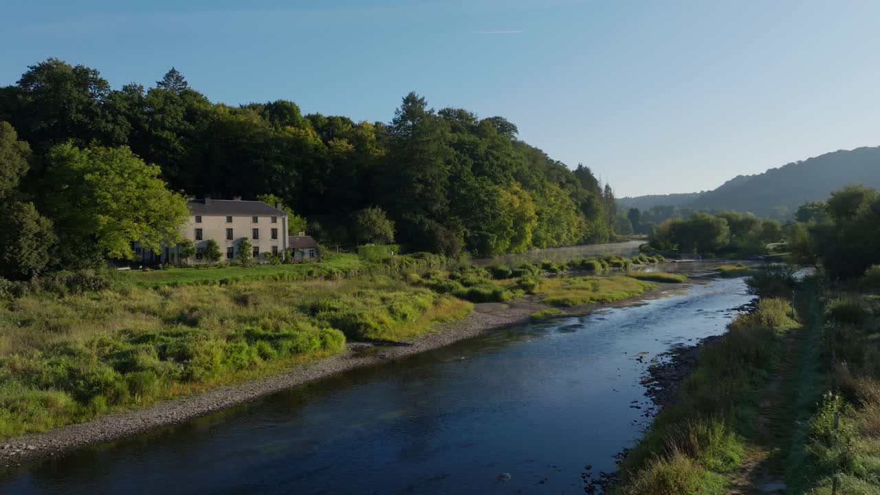 Paesaggio fluviale suggestivo con edificio e foresta