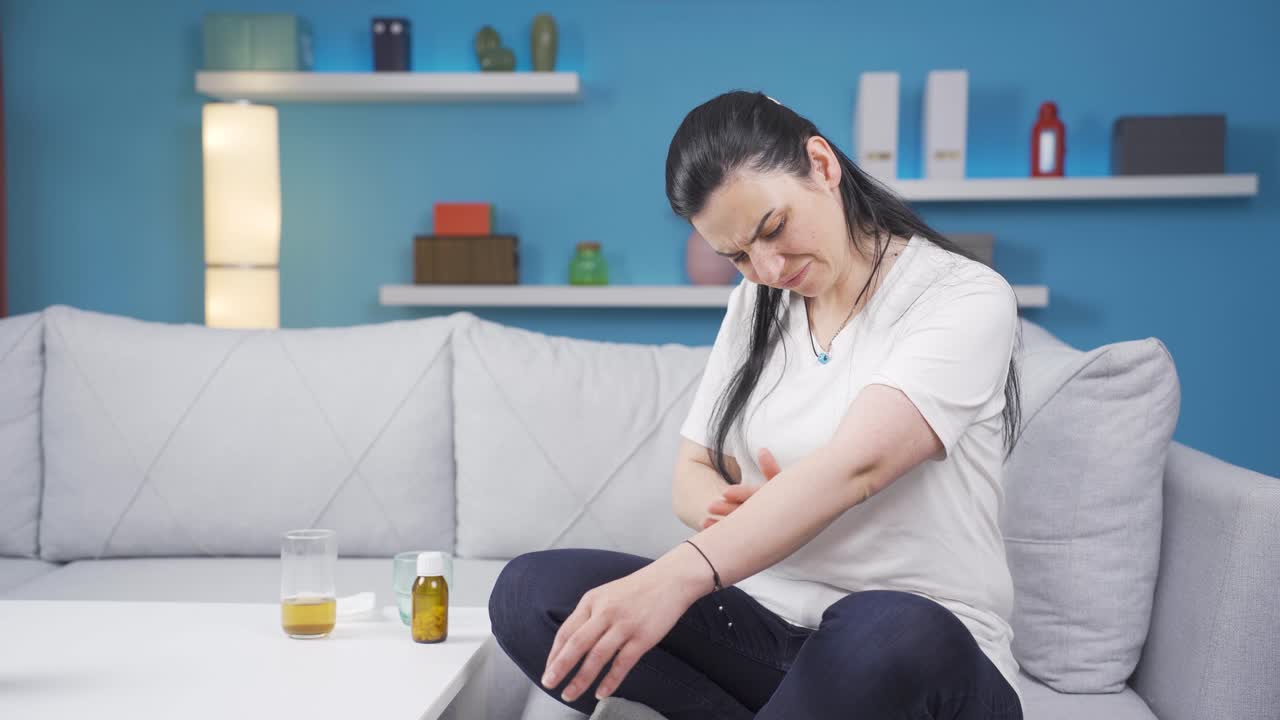 피부 발진 문제를 가진 아픈 여성.