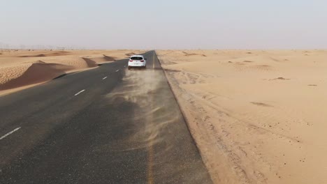 coche conduciendo en un camino desierto