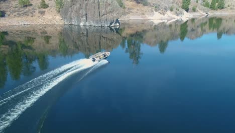 Antena-Sobre-Un-Barco-De-Pesca-Que-Viaja-En-El-Lago-Frenchman-En-El-Norte-De-California