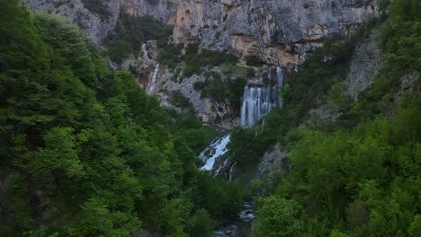 vista aérea de drones ujevara e sotires cascadas salvajes en el cañón de nivica