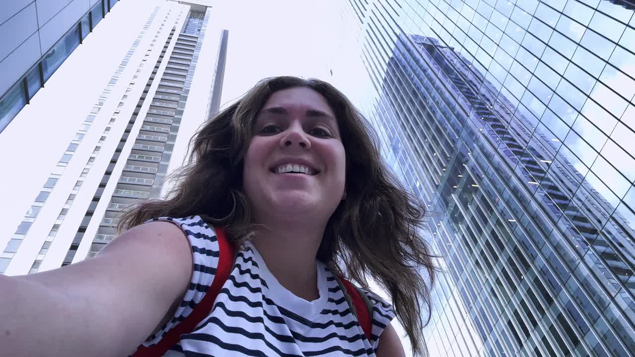 Turista en la ciudad creando contenido para redes sociales