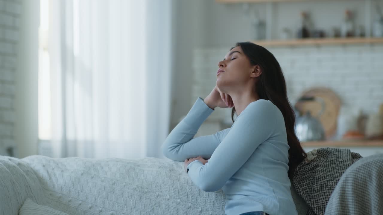 소파 에 앉아 고민 하는 여자