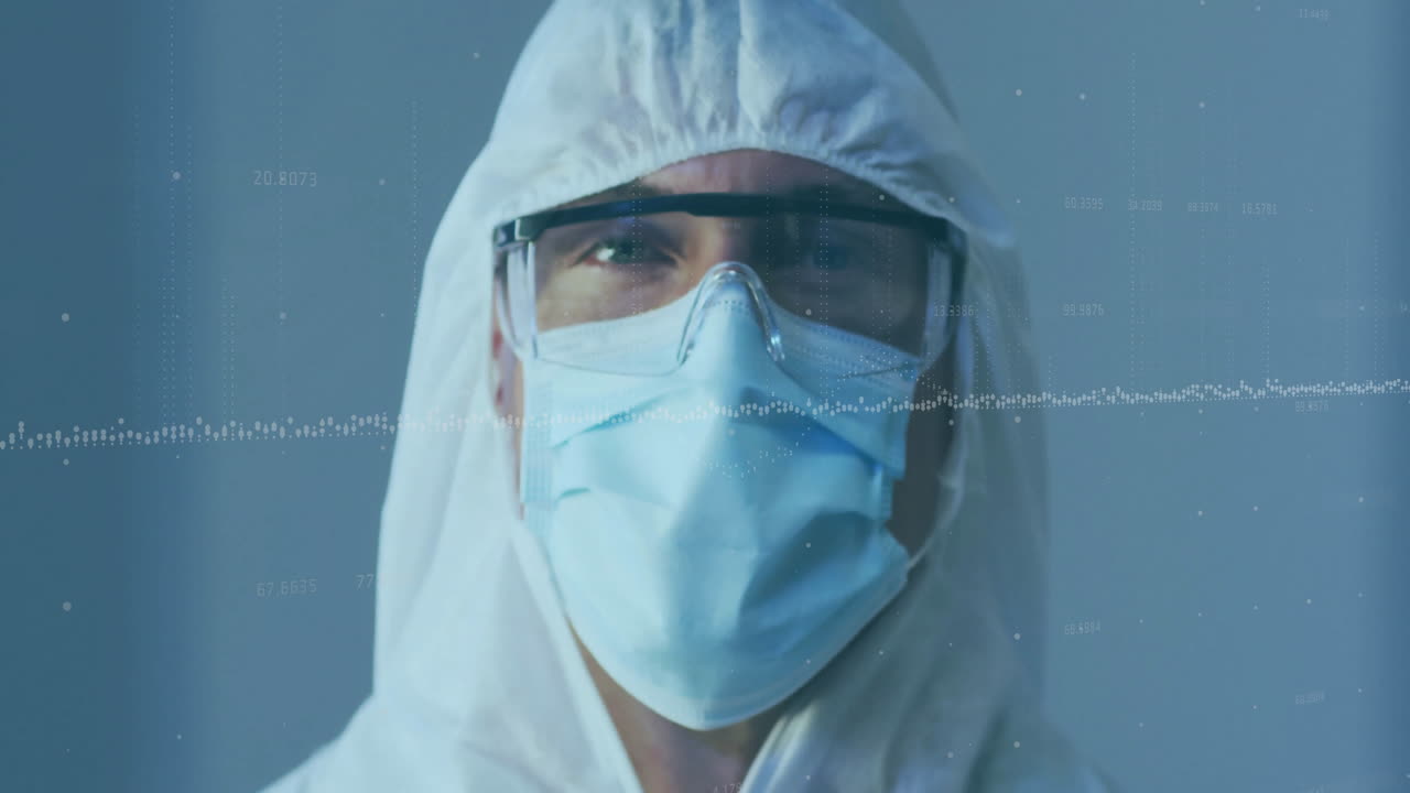Uomo con tuta protettiva che analizza sovrapposizioni di dati medici in ambiente di laboratorio, mostrando tecnologia protettiva.