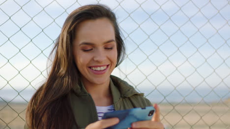 Una-Joven-Sonriente-De-Vacaciones-En-Frente