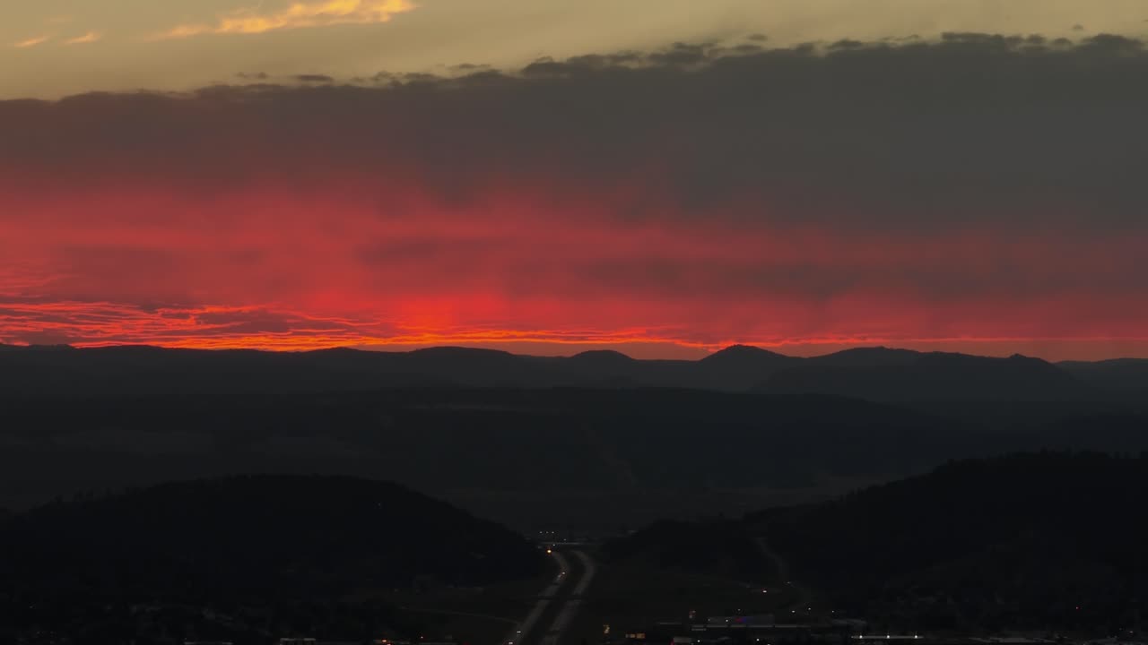 toma de drones en lo alto de la puesta de sol sobre la ciudad rápida de dakota del sur