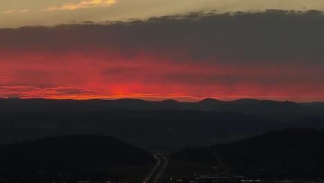 toma de drones en lo alto de la puesta de sol sobre la ciudad rápida de dakota del sur