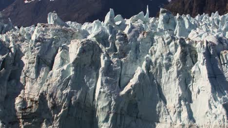 primer plano de un glaciar en un día soleado en alaska