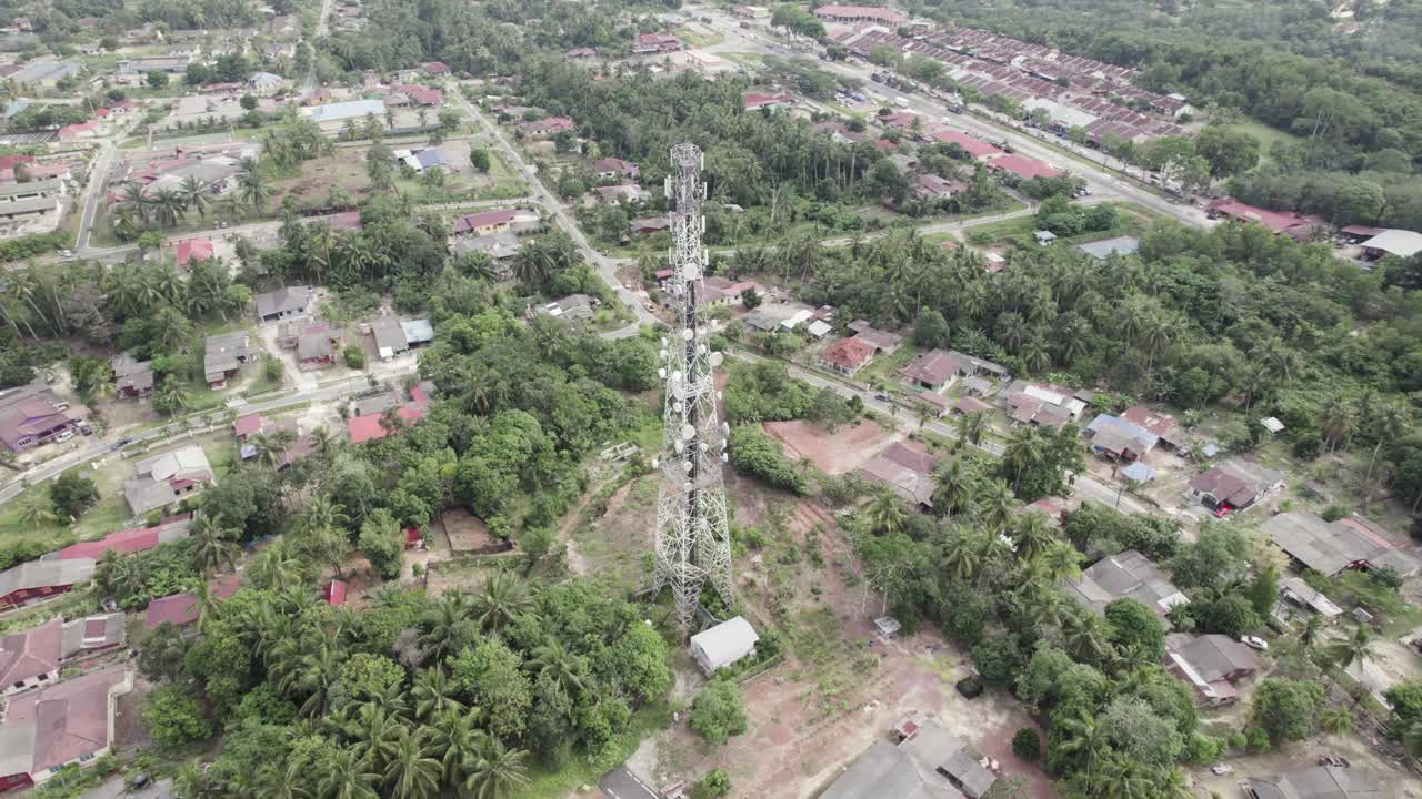toma aérea en círculos de la torre de telecomunicaciones en pasir besar, malasia