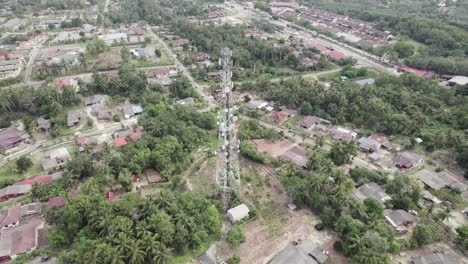 Toma-Circular-Aérea-De-La-Torre-De-Telecomunicaciones-En-Pasir-Besar,-Malasia